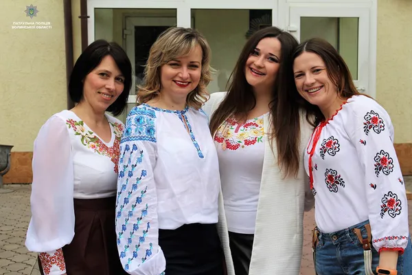 День вишиванки: відомі волиняни одягнули сорочки (фото)