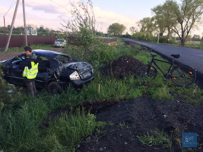 На щойно відремонтованій волинській трасі автівка злетіла в кювет (фото)