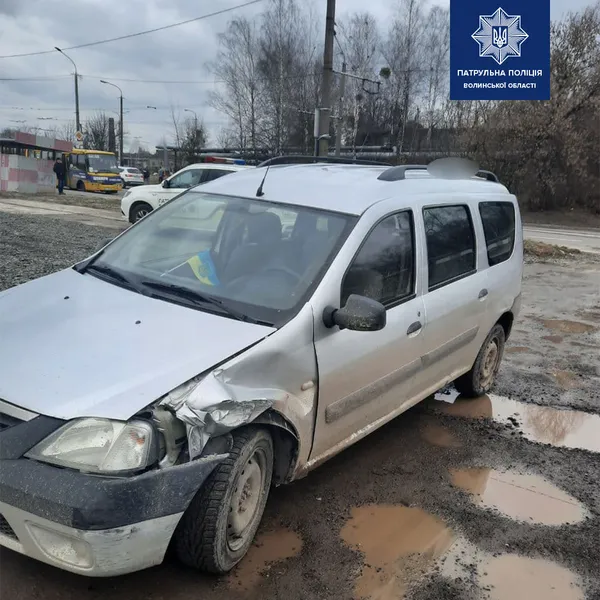 У Луцьку п’яний таксист влетів у бордюр і намагався втекти з місця ДТП