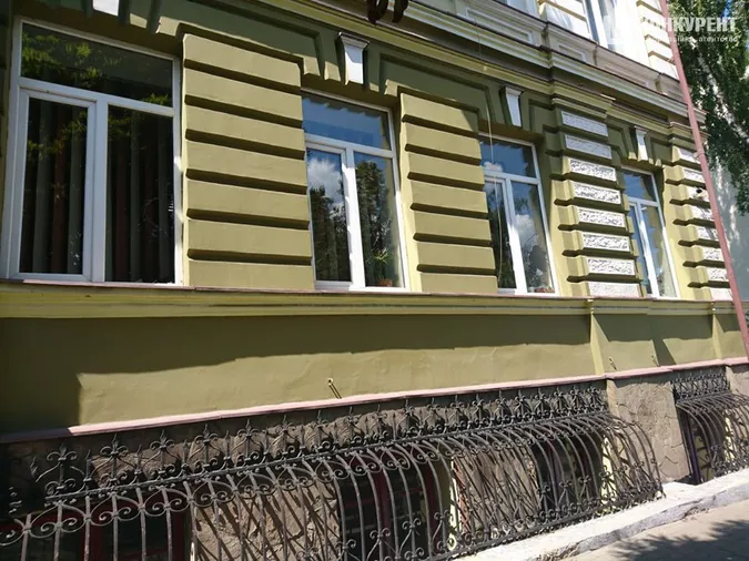 У Луцьку чоловік порозбивав вікна волинської прокуратури (фото)