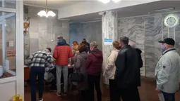 Біля луцького драмтеатру – черга з охочих вакцинуватися (фото)