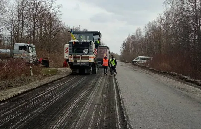 Рух обмежений: на Волині розпочали ремонт ще однієї ділянки міжнародного автошляху (фото)