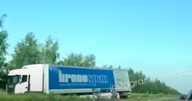 Заснув за кермом: на Волині легковик протаранив фуру (відео)