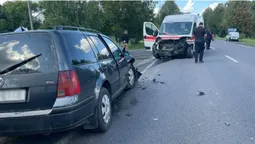 Під Луцьком легковик протаранив «швидку» – троє травмованих (фото)
