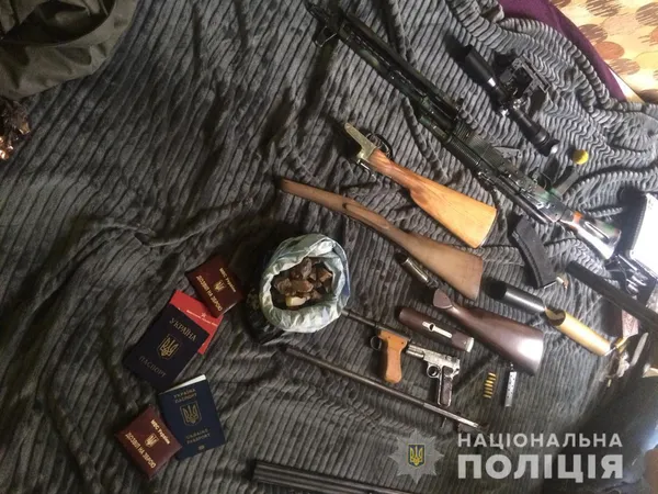 Повний «фарш»: на Волині затримали «BМW» зі зброєю, набоями і бурштином (фото)