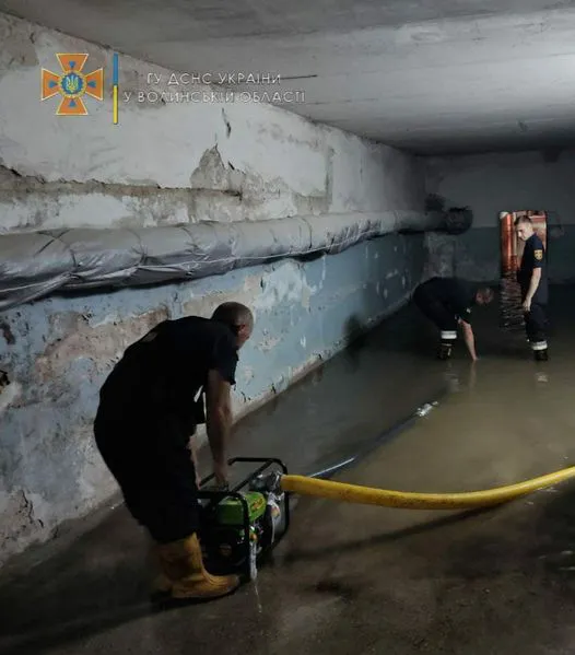 Луцькі рятувальники закликають водіїв утриматися від поїздок містом (фото)