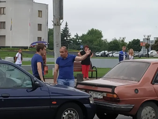 Не зреагував на «червоне»: у Луцьку таксі протаранило легковик (фото)
