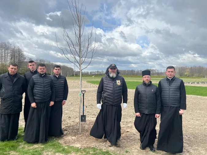 На Волині заклали «Алею богословів»: митрополит Михаїл долучилися до висадки саду (фото)