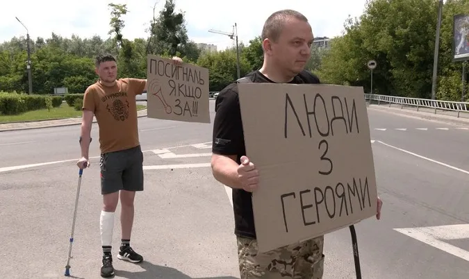 «Стоп байдужість!»: поранені бійці влаштували акцію у Луцьку (відео)