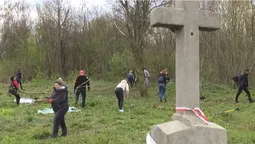 Лучани прибрали старе польське кладовище (відео)