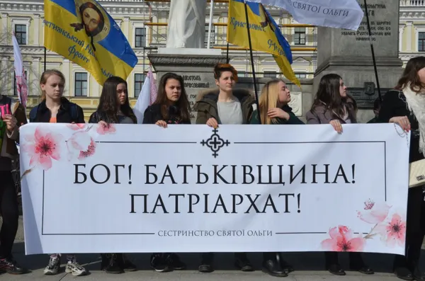 «Я — транс-жінка-феміністка» та «Бог! Батьківщина! Патріархат!»: у Києві контрмарші, є затримані