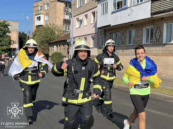 Бігли за Героїв: у Ковелі рятувальники долучились до патріотичного забігу (фото)