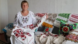 «У них – душа наших предків»: на Волині жінка береже унікальні вишиванки, яким понад 100 років (фото)
