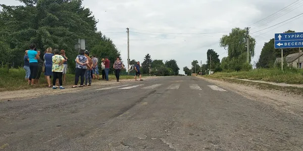 У двох селах на Волині перекрили дорогу: вимагають справедливої ціни на молоко