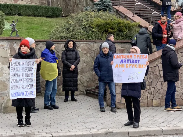 У Луцьку – мітинг під мерією: чого хочуть активісти цього разу (фото)
