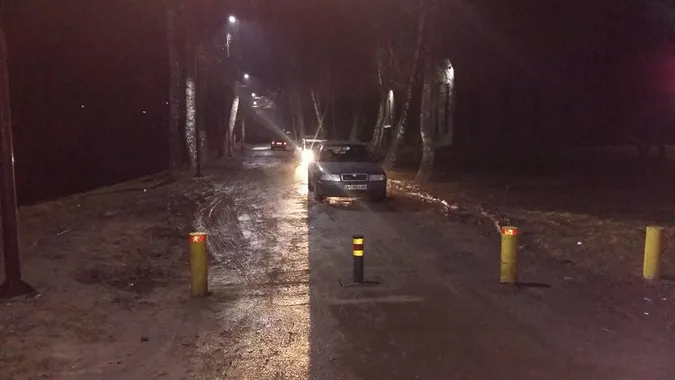 Луцьким парком блукав автомобіль і не міг знайти виїзд (фото)