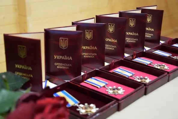 У Луцьку рідним загиблих прикордонників вручили їхні посмертні нагороди (фото)