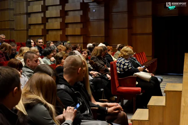 Вистава про буденність і любов: луцькі пенсіонери безкоштовно відвідали театр  (фото)