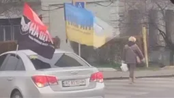 У Луцьку жінка проігнорувала кортеж із загиблим: пройшлася просто перед колоною «На щиті» (відео)