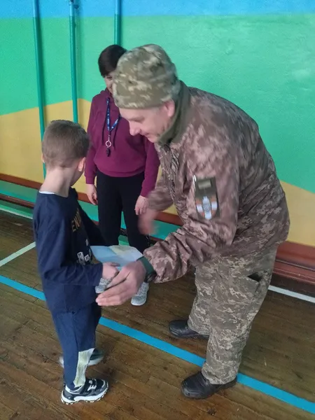 Зворушливо до сліз: боєць приїхав до хлопчика з Луцька, аби подякувати за малюнок