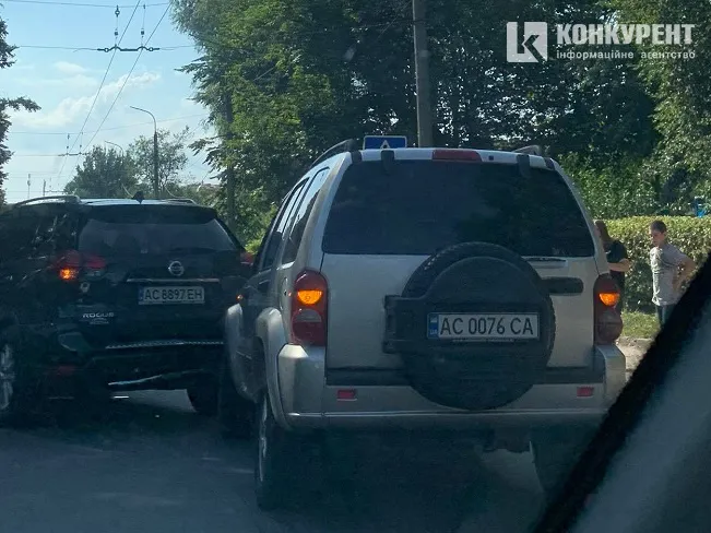 У Луцьку на Глушець затор: зіткнулися два джипи (фото)