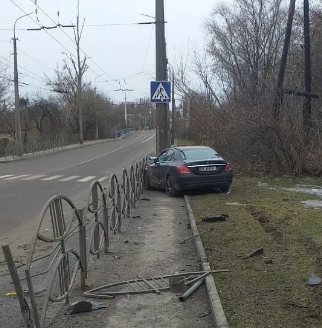 У Луцьку п'яний водій на «мерсі» влетів у стовп (фото)