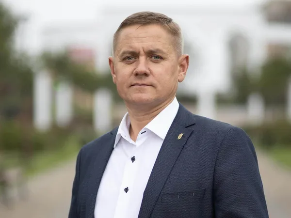 Тисячі доларів готівки, але живуть в гуртожитках і без авто: що в деклараціях заступників голови Волиньради