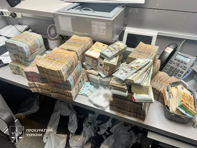 Ховали гроші у тунелях: в Україні накрили тіньову мережу обмінників, вилучили 630 млн (фото)