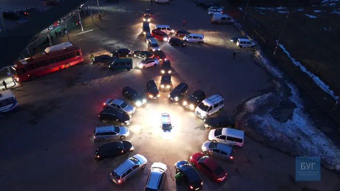 У Володимирі автомобілісти разом з патрульними створили квітку з автомобілів