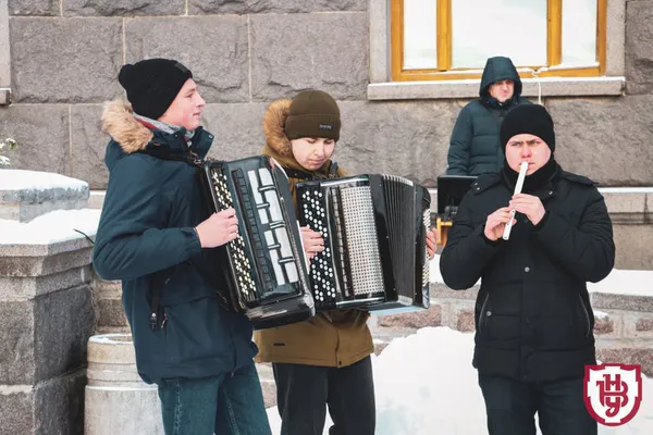 У Луцьку біля головного корпусу ВНУ відкрили різдвяну шопку (фото)