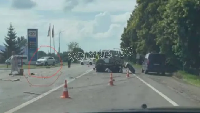 Водія з травмою голови ушпиталили: у Торчині кросовер врізався у трактор (відео)