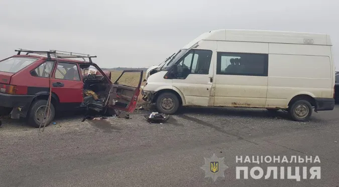 Лоб у лоб: на Волині зіткнулися ВАЗ і бус (фото, відео)