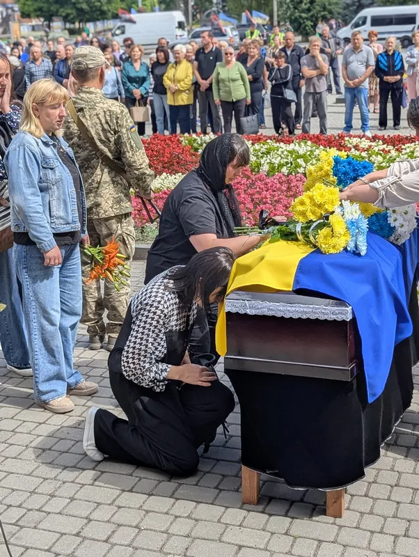 Майже рік вважався зниклим безвісти: Ковель навколішки попрощався з Героєм Віктором Дорощуком