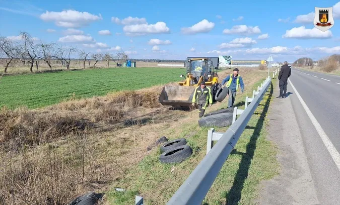 Вивезли шини і сміття: біля Луцька прибрали колишній блокпост (фото)