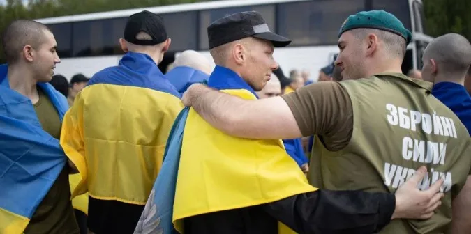 Українському воїну допомагають позбутися напису на тілі, який росіяни випалили на його тілі в полоні