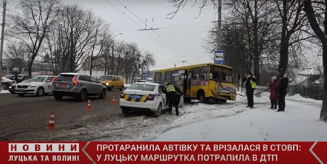 У Луцьку маршрутка з пасажирами влетіла у дерево (відео)