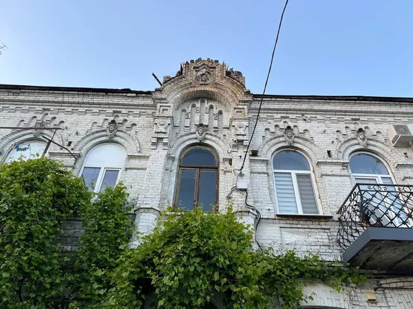 Чоловік у чорному пальто: історія про привида в одному із будинків Луцька