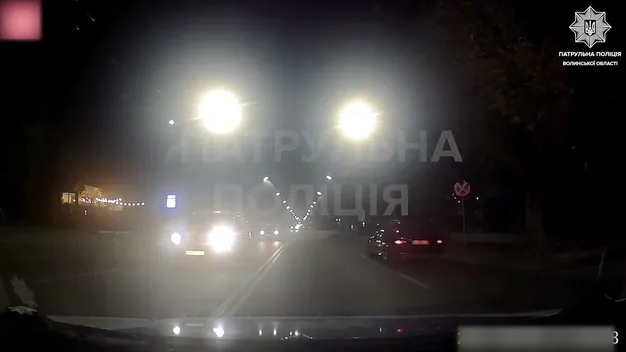 У Луцьку патрульні вночі ловили пішоходів-порушників (відео)