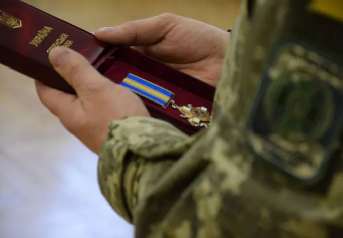 У Луцьку рідним загиблих прикордонників вручили їхні нагороди (фото)