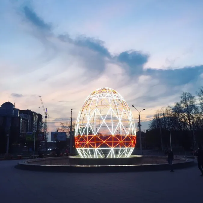 Біля «Променя» засвітили Великодню писанку (фото)