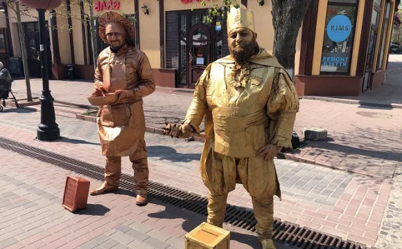 На центральній вулиці Луцька ожили скульптури (фото)