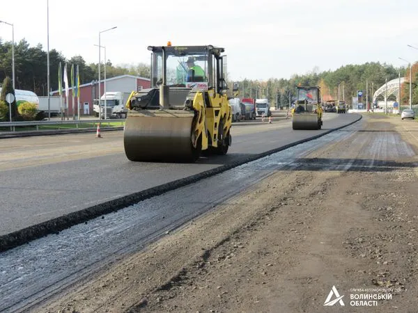 На під’їзді до пункту пропуску «Ягодин» асфальтують дорогу (фото)