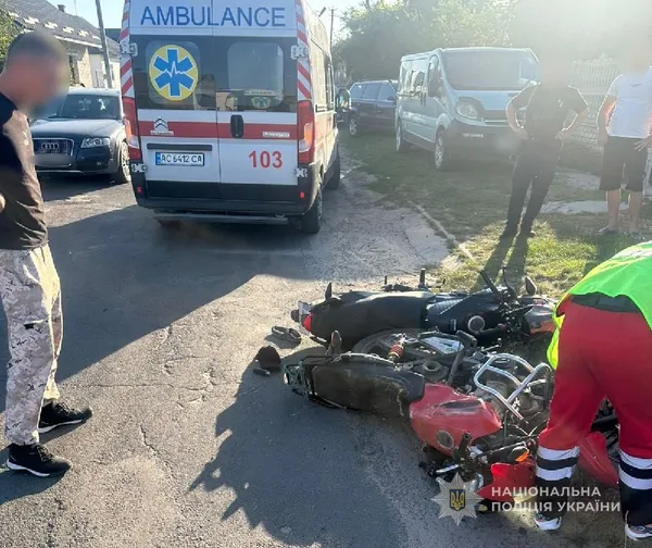 Рани, травми, переломи: на Ківерцівщині не розминулися два мотоциклісти (фото)