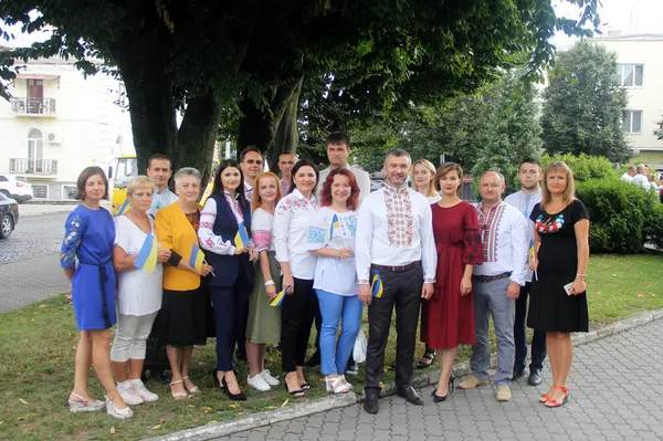 Facebook у синьо-жовтих стягах: волиняни вітають з Днем Державного Прапора (фото)