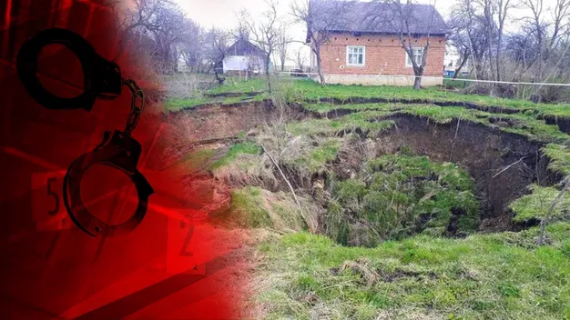 Ціле село може піти під землю: аномальна зона «пожирає» будинки на Львівщині (відео)