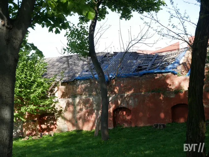 У центрі Володимира зникають давні мури (фото)