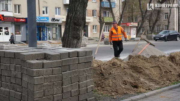 Такі гори бруківки можна побачити вздовж усього проспекту