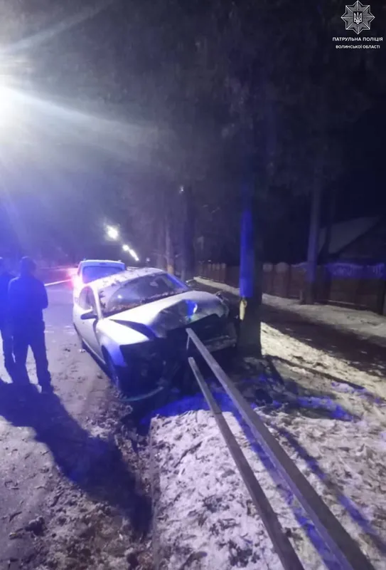 У Луцьку на Львівській водій Audi зніс огорожу і влетів у дерево (фото)