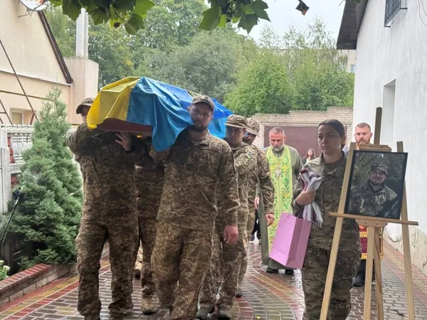 Навіки 22: на Волині в останню дорогу провели Героя Романа Григор'єва (фото)