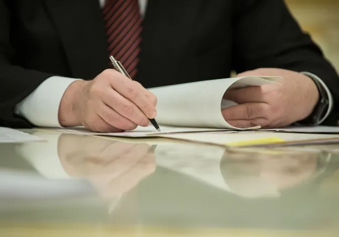 Порошенко продовжив земельний мораторій